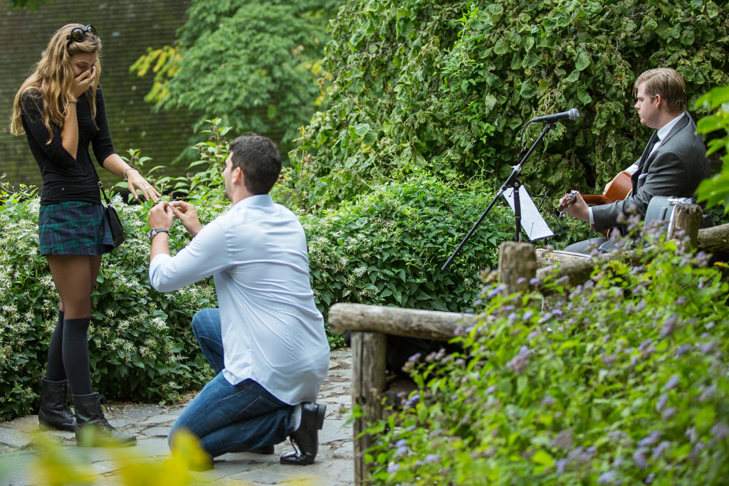 Proposal in Shakespeare Garden at Central Park]– photo[4]