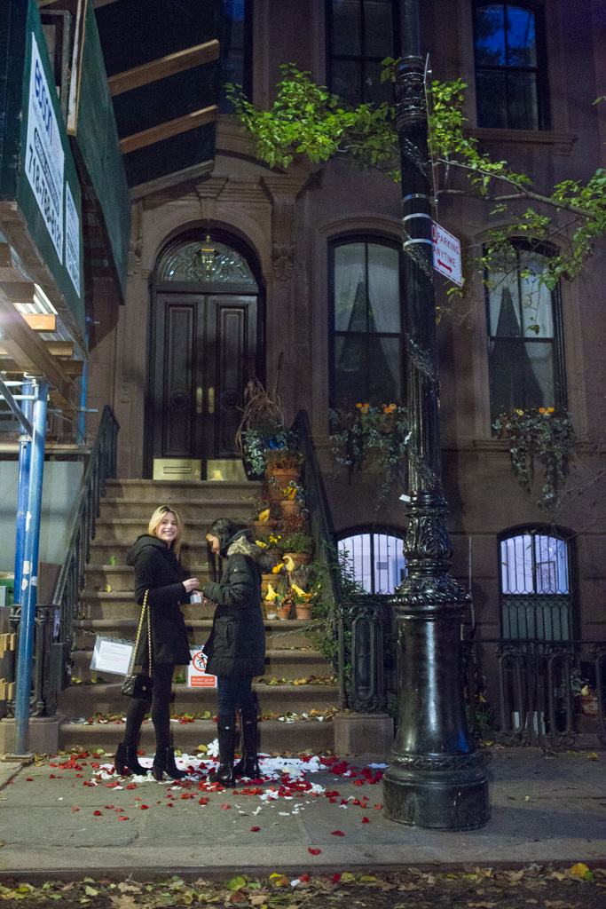 [Marriage Proposal at front Carrie Bradshaw House from Sex and the City(64 Perry St in Manhattan’s West Village)]– photo[3]