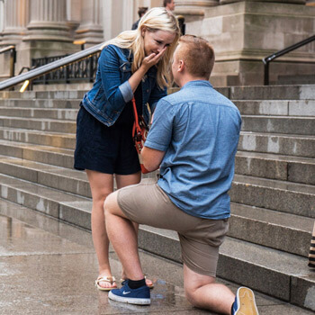 Marriage proposal in front Metropolitan museum.