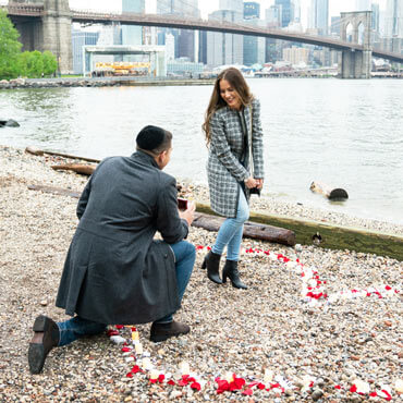Photo Surprise Marriage Proposal in Dumbo, Brooklyn | VladLeto